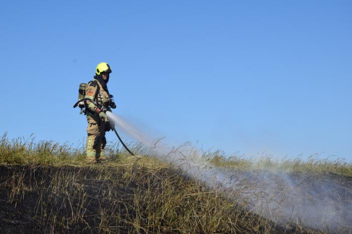 Flink stuk dijk in brand