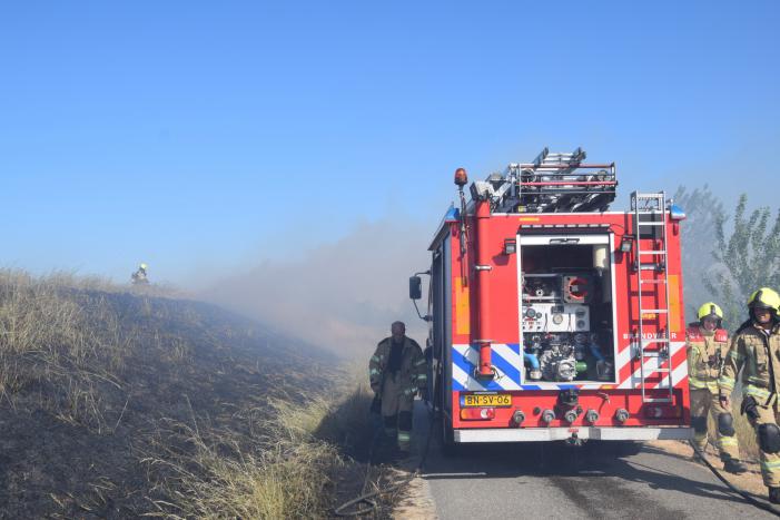 Flink stuk dijk in brand