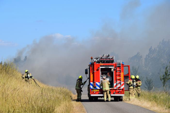 Flink stuk dijk in brand