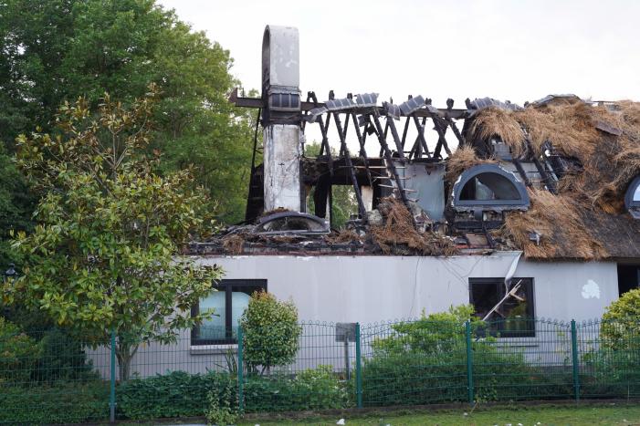 Ravage na brand in rietgedekt dak van woning