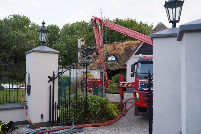 Ravage na brand in rietgedekt dak van woning