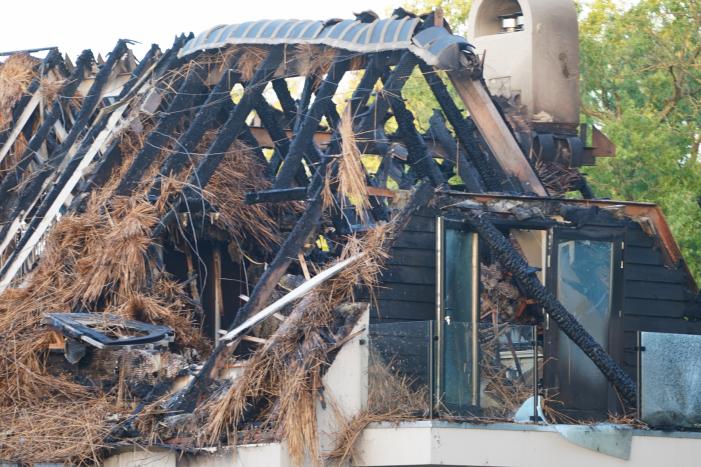 Ravage na brand in rietgedekt dak van woning