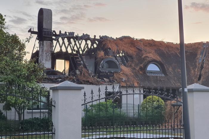 Ravage na brand in rietgedekt dak van woning