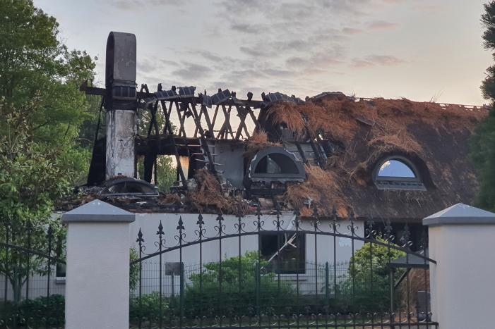 Ravage na brand in rietgedekt dak van woning