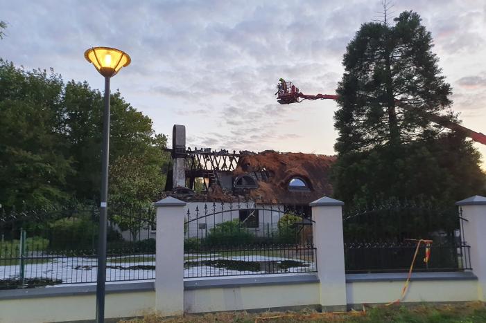 Ravage na brand in rietgedekt dak van woning