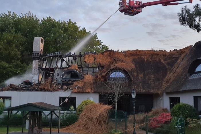 Ravage na brand in rietgedekt dak van woning