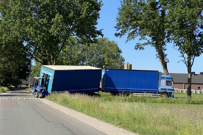 Vrachtwagencombinatie glijdt sloot in