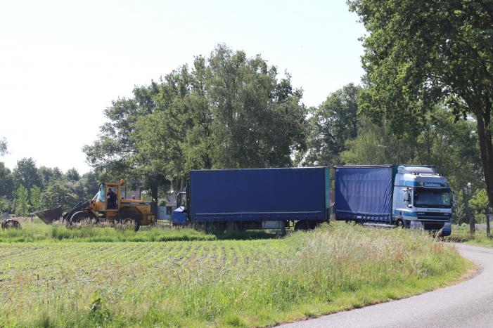 Vrachtwagencombinatie glijdt sloot in