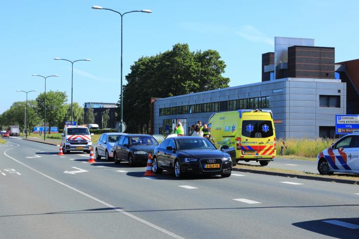 Drie auto's botsen voor stoplicht