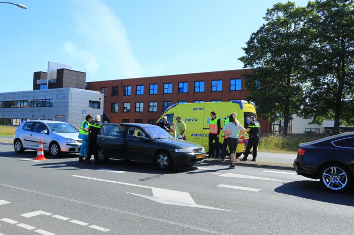 Drie auto's botsen voor stoplicht