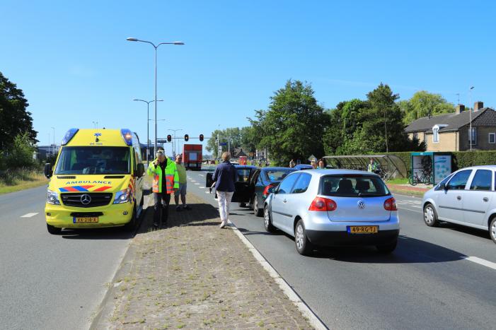 Drie auto's botsen voor stoplicht