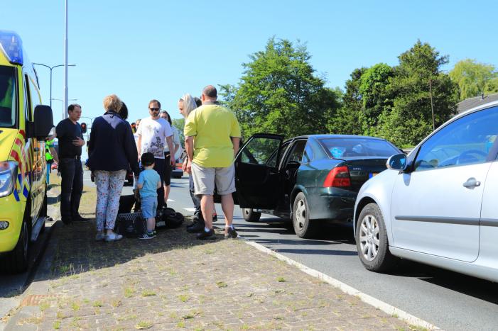 Drie auto's botsen voor stoplicht