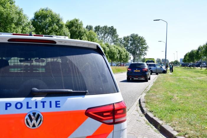 Flinke schade na botsing op lantaarnpaal