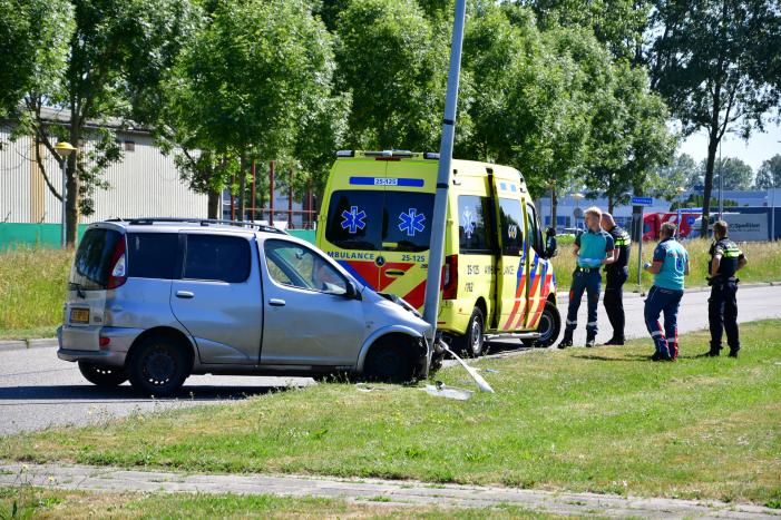 Flinke schade na botsing op lantaarnpaal