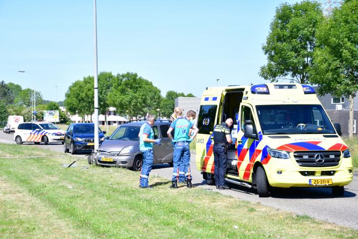 Flinke schade na botsing op lantaarnpaal