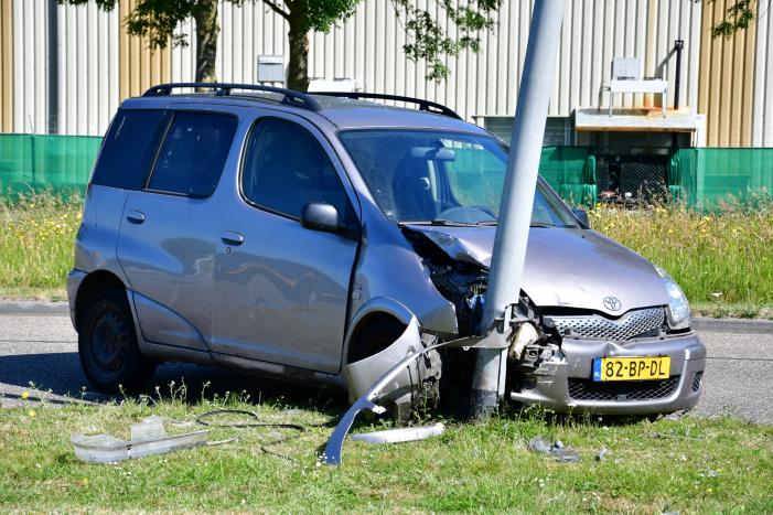 Flinke schade na botsing op lantaarnpaal