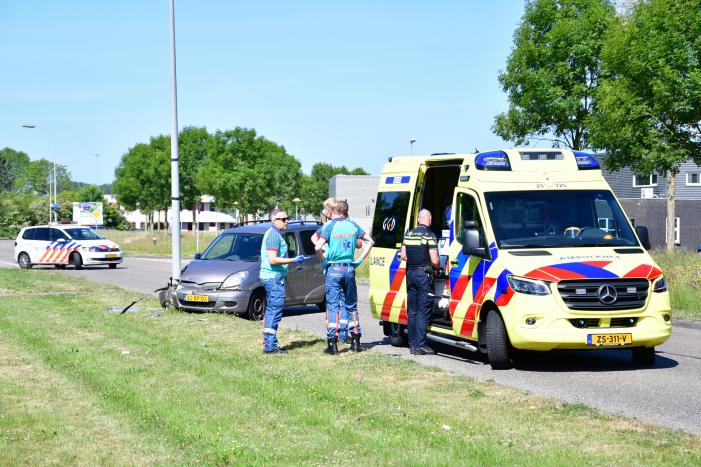 Flinke schade na botsing op lantaarnpaal