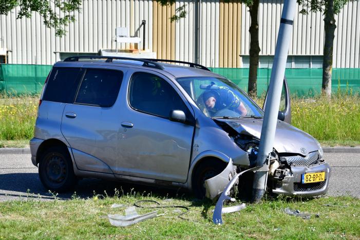 Flinke schade na botsing op lantaarnpaal