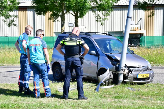 Flinke schade na botsing op lantaarnpaal