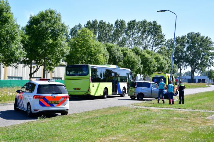 Flinke schade na botsing op lantaarnpaal