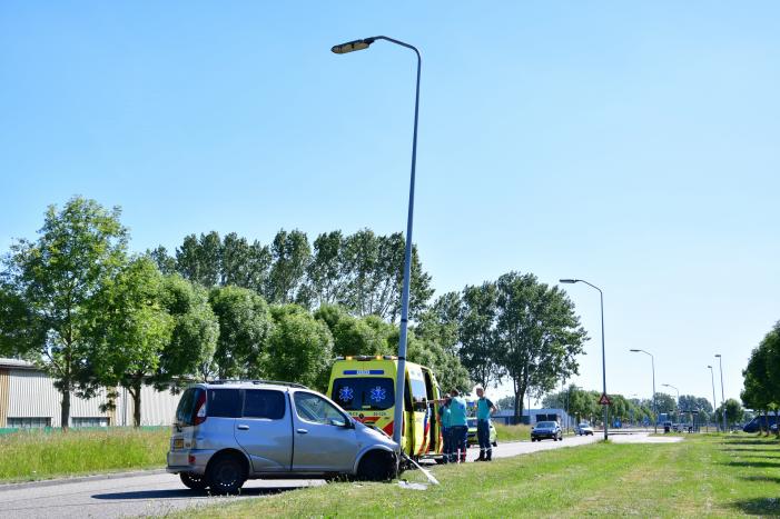 Flinke schade na botsing op lantaarnpaal