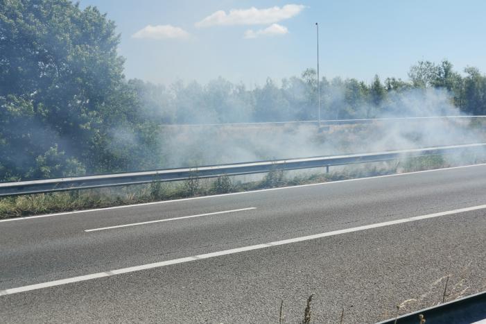 Flinke rookontwikkeling bij bermbrand langs snelweg