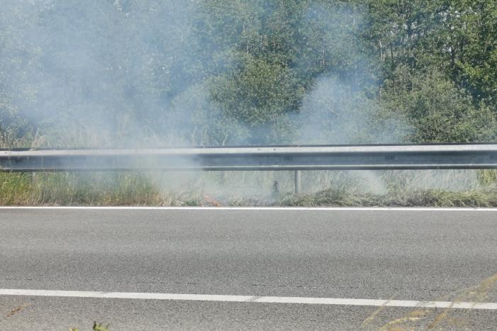 Flinke rookontwikkeling bij bermbrand langs snelweg
