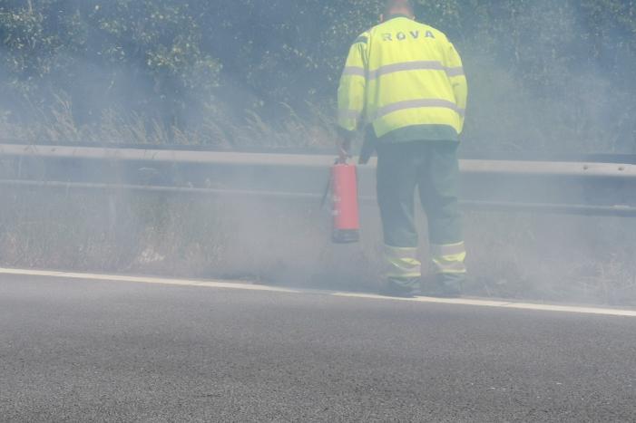 Flinke rookontwikkeling bij bermbrand langs snelweg
