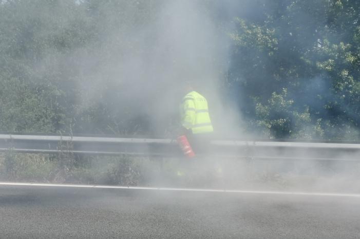 Flinke rookontwikkeling bij bermbrand langs snelweg