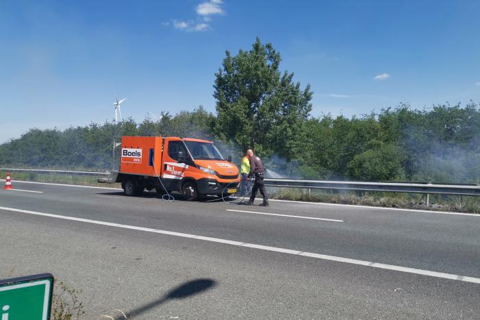 Flinke rookontwikkeling bij bermbrand langs snelweg