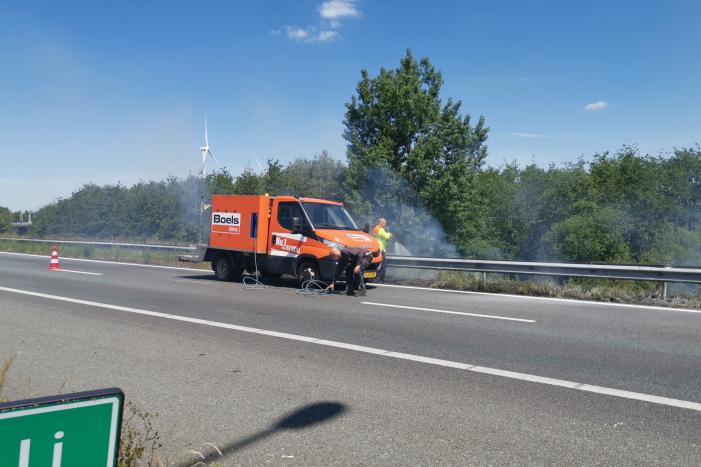 Flinke rookontwikkeling bij bermbrand langs snelweg