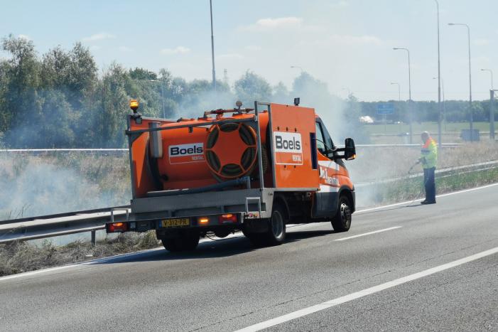 Flinke rookontwikkeling bij bermbrand langs snelweg