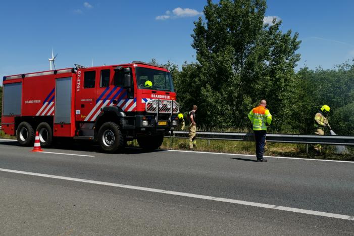 Flinke rookontwikkeling bij bermbrand langs snelweg