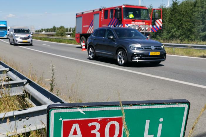 Flinke rookontwikkeling bij bermbrand langs snelweg
