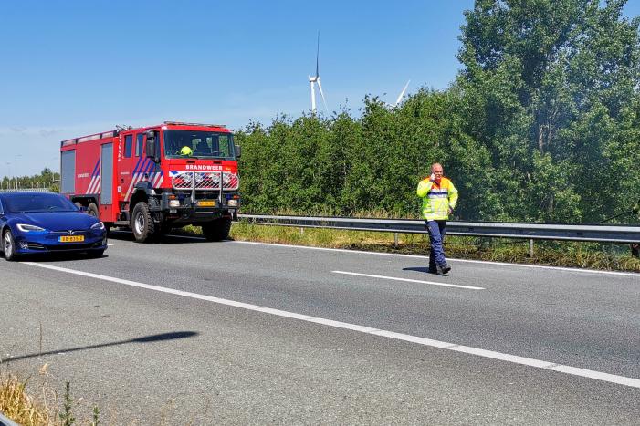 Flinke rookontwikkeling bij bermbrand langs snelweg