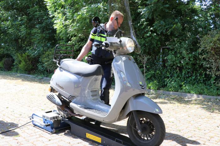 Politie controleert motoren en scooters op parkeerplaats