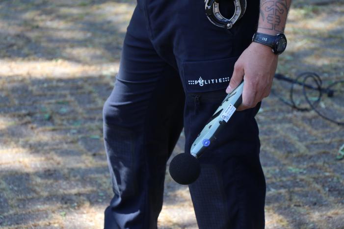 Politie controleert motoren en scooters op parkeerplaats