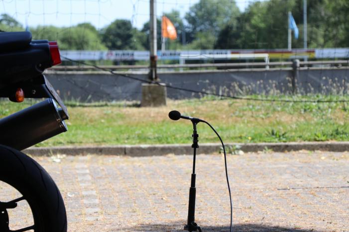 Politie controleert motoren en scooters op parkeerplaats