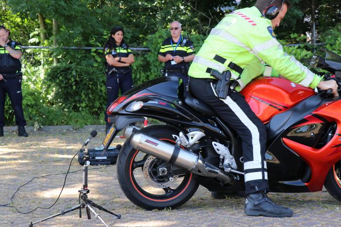 Politie controleert motoren en scooters op parkeerplaats