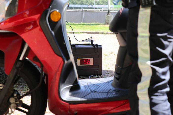 Politie controleert motoren en scooters op parkeerplaats