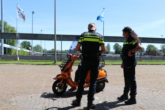 Politie controleert motoren en scooters op parkeerplaats