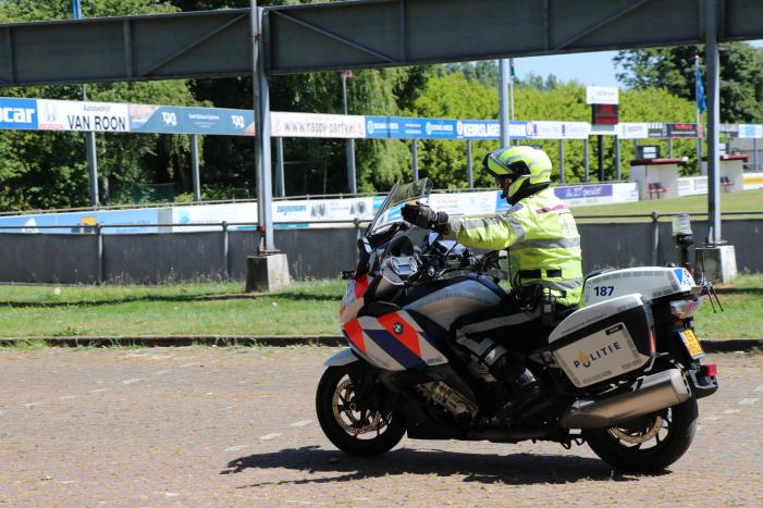 Politie controleert motoren en scooters op parkeerplaats