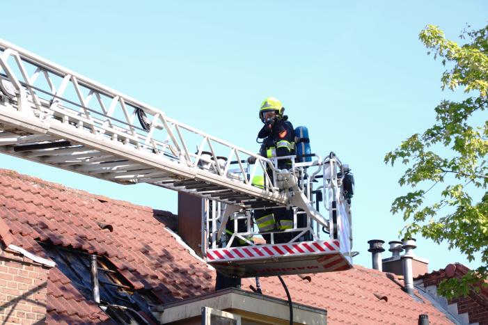 Uitslaande woningbrand snel onder controle