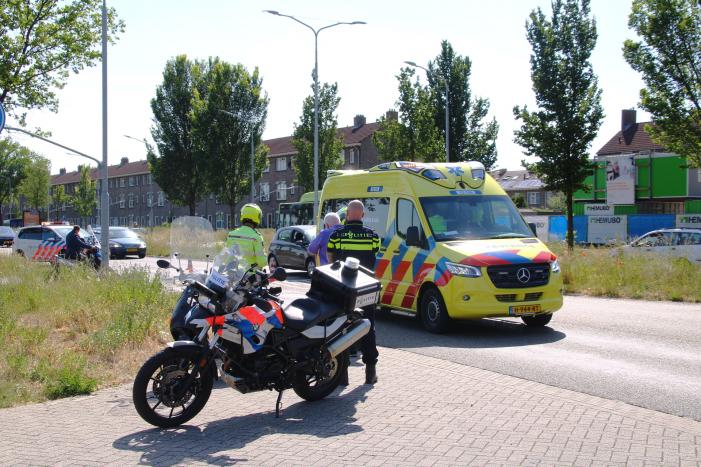 Scooterrijder gewond na botsing met personenauto