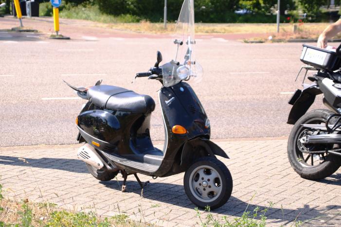 Scooterrijder gewond na botsing met personenauto