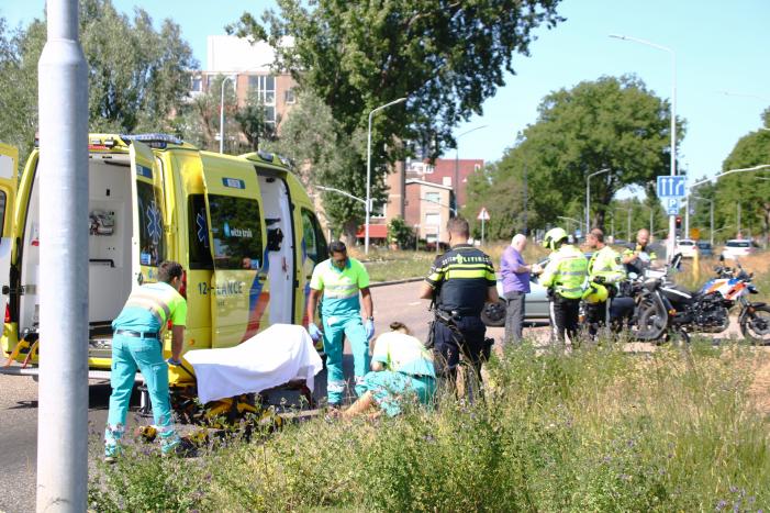 Scooterrijder gewond na botsing met personenauto