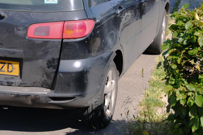 Scooterrijder gewond na botsing met personenauto