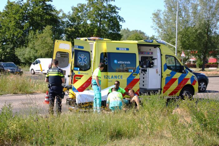 Scooterrijder gewond na botsing met personenauto