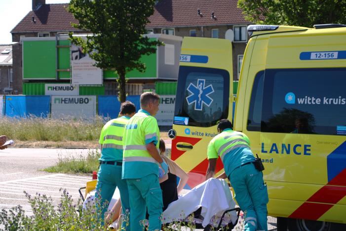 Scooterrijder gewond na botsing met personenauto