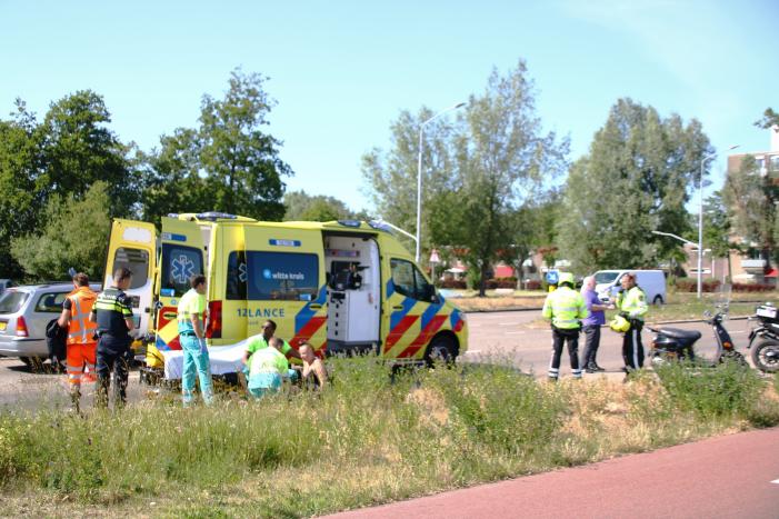 Scooterrijder gewond na botsing met personenauto